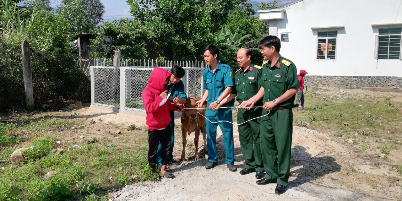 Bộ CHQS tỉnh Khánh Hòa trao bò tặng hộ nghèo huyện Khánh Vĩnh